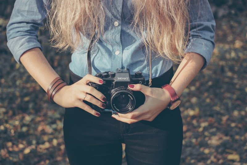 photographe-BOUYON-min_hand-person-girl-woman-camera-photography-614-pxhere.com